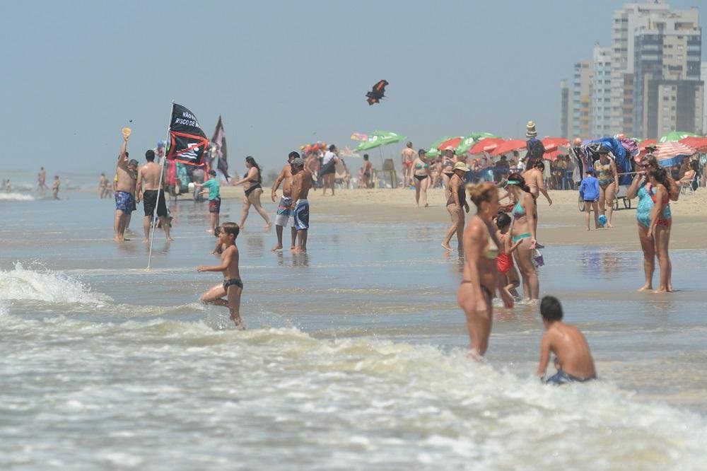 Litoral ter&aacute; tempo bom com sol e nuvens nesta quinta-feira