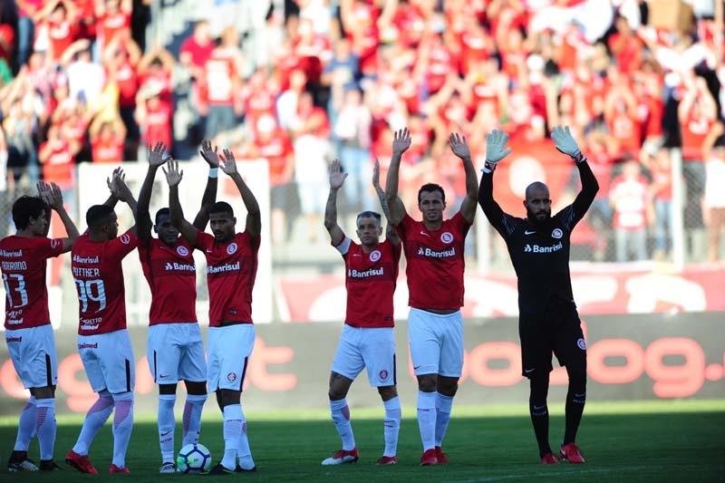 Goleiro Danilo Fernandes reclamou de gramado pesado