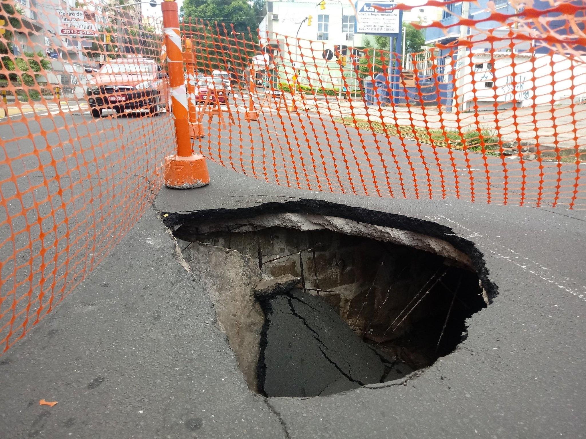 Cratera deixa tr&acirc;nsito em meia pista em rua da zona Leste de Porto Alegre