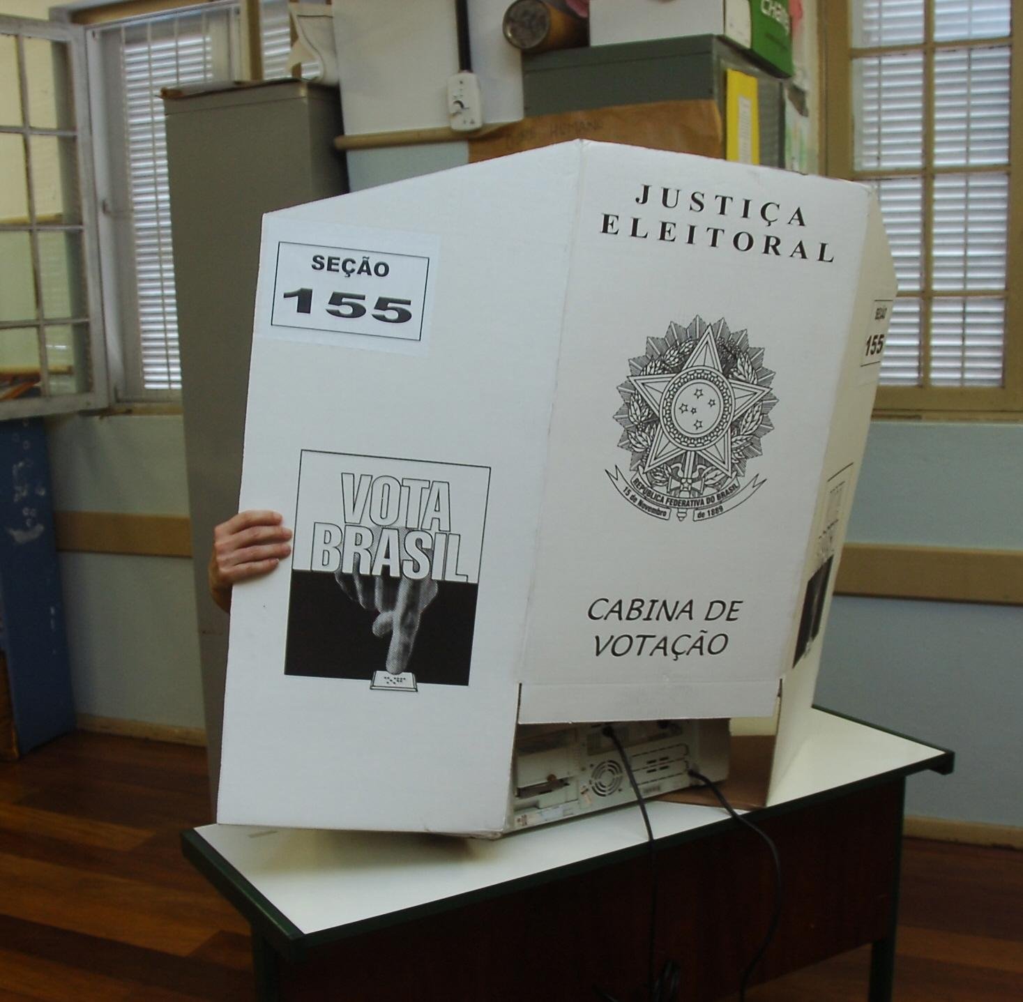 Pa&iacute;s &eacute; considerado "democracia com falhas" e baixou de 7.38 pontos para 6.86 desde 2014