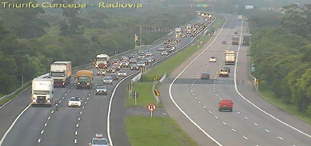 Tr&acirc;nsito &eacute; intenso na freeway na manh&atilde; desta sexta-feira