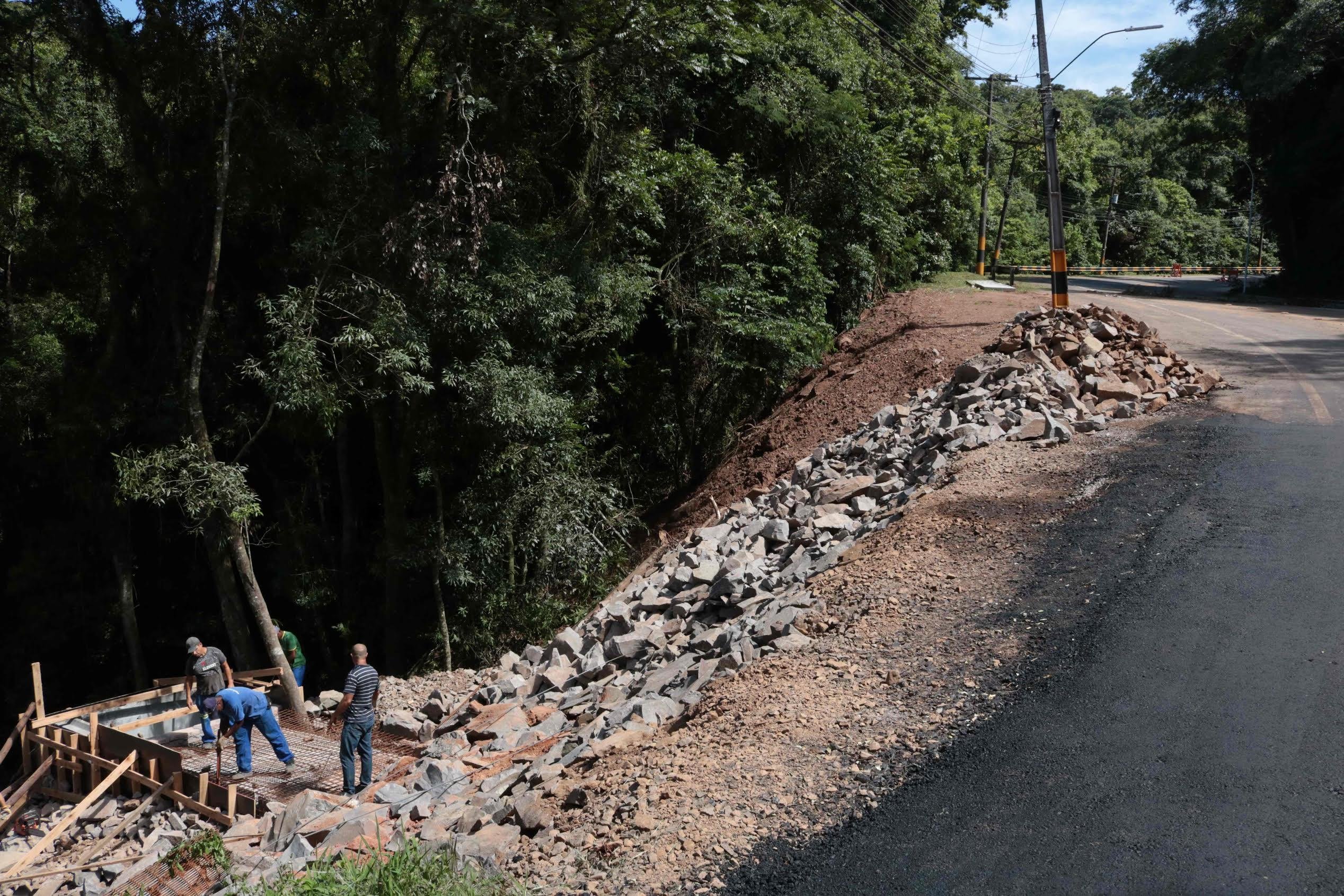 Houve instala&ccedil;&atilde;o de 45 galerias de concreto armado para evitar o escoamento da &aacute;gua sobre a pista asf&aacute;ltica