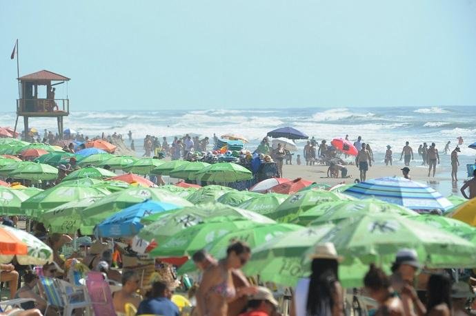 Sexta-feira &eacute; de praias lotadas no Litoral Norte