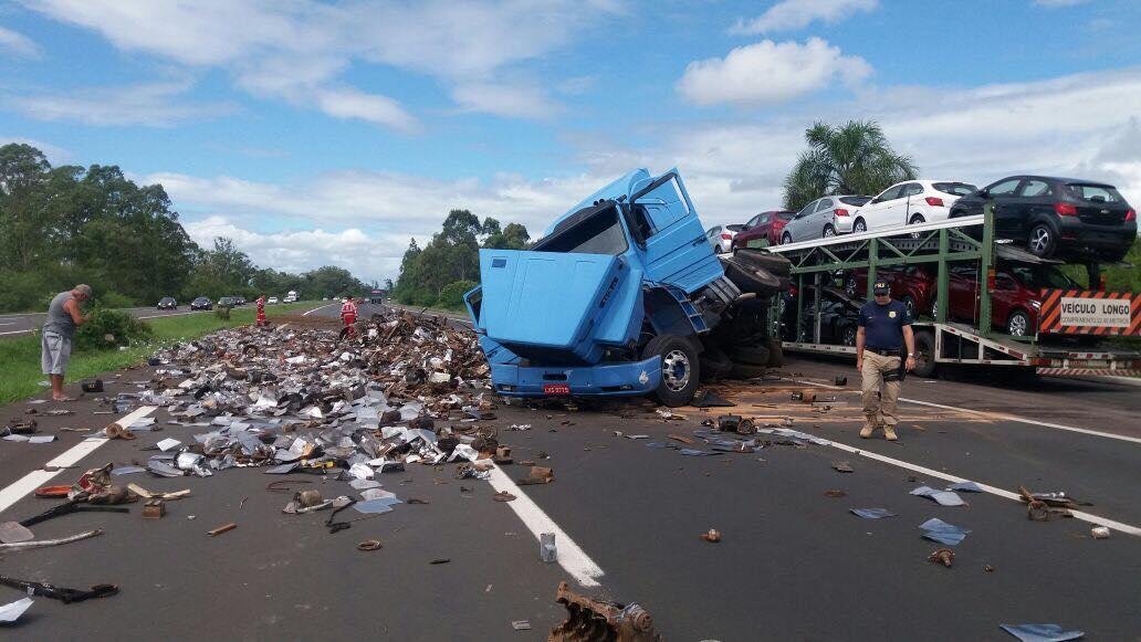 Acidente com caminh&atilde;o de lixo bloqueou tr&acirc;nsito da freeway, em Glorinha