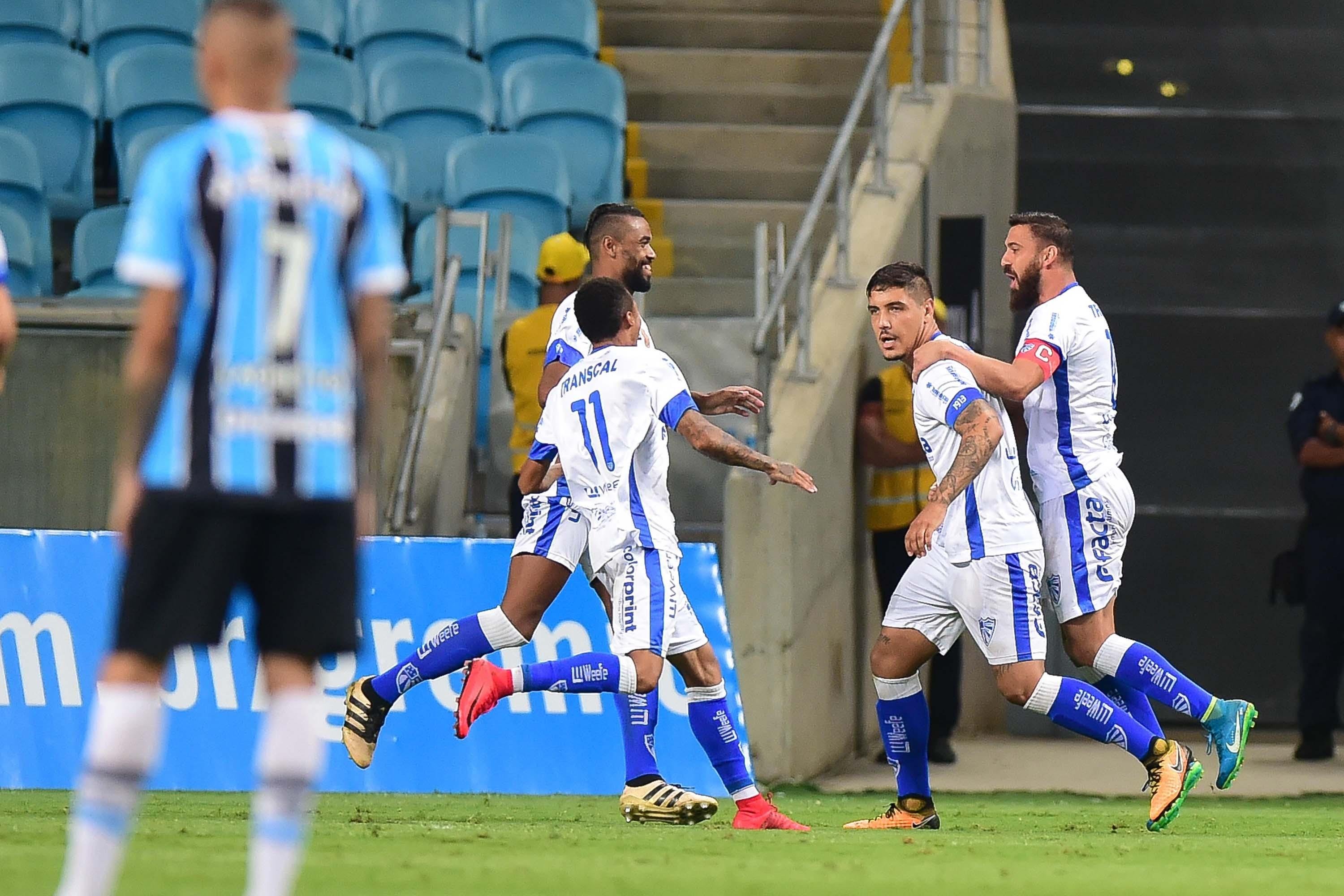 Cruzeiro venceu com gol de p&ecirc;nalti e complicou a situa&ccedil;&atilde;o do Gr&ecirc;mio no Gauch&atilde;o