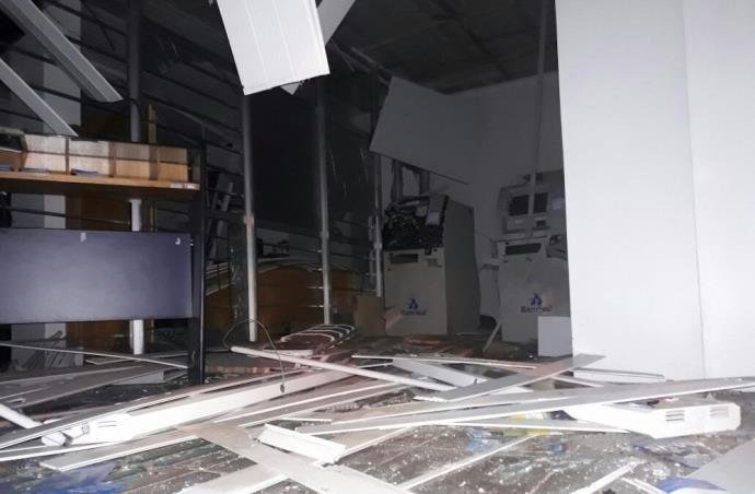 Criminosos explodiram dois caixas eletr&ocirc;nicos