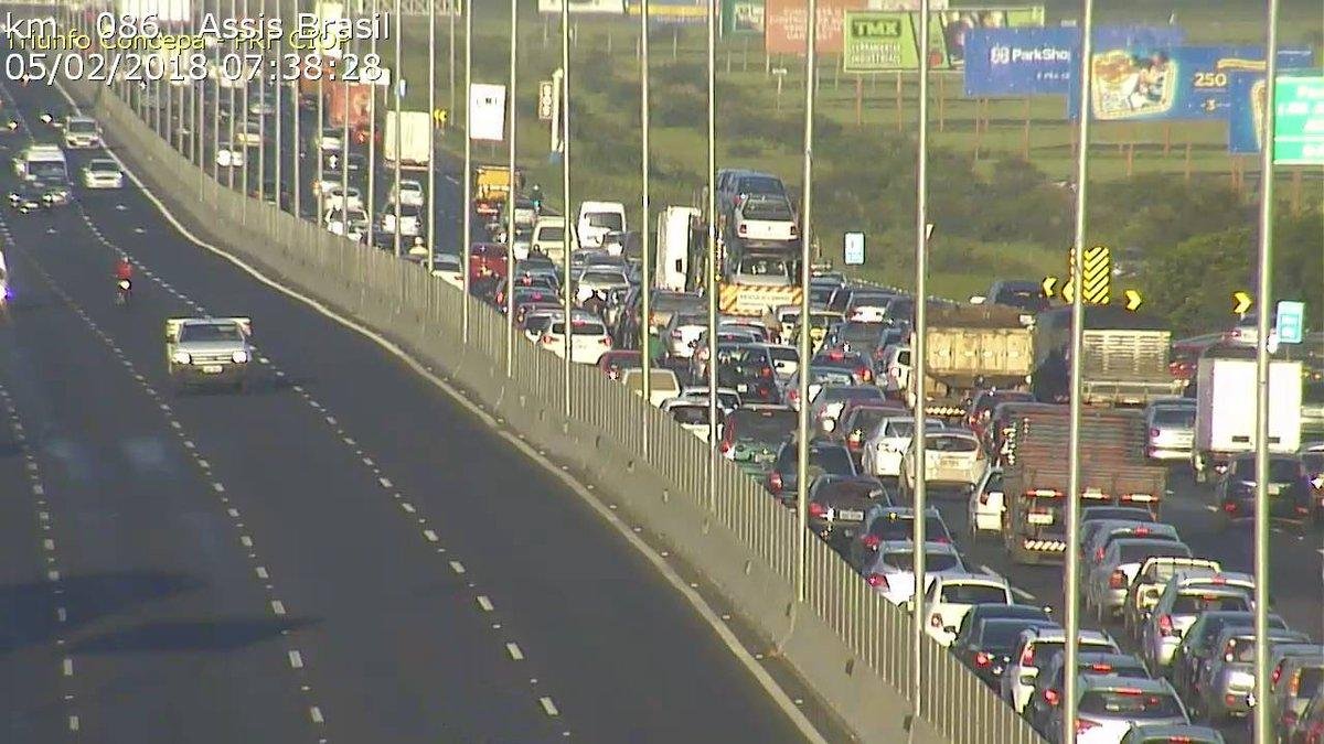 H&aacute; cerca de tr&ecirc;s quil&ocirc;metros de congestionamento na freeway