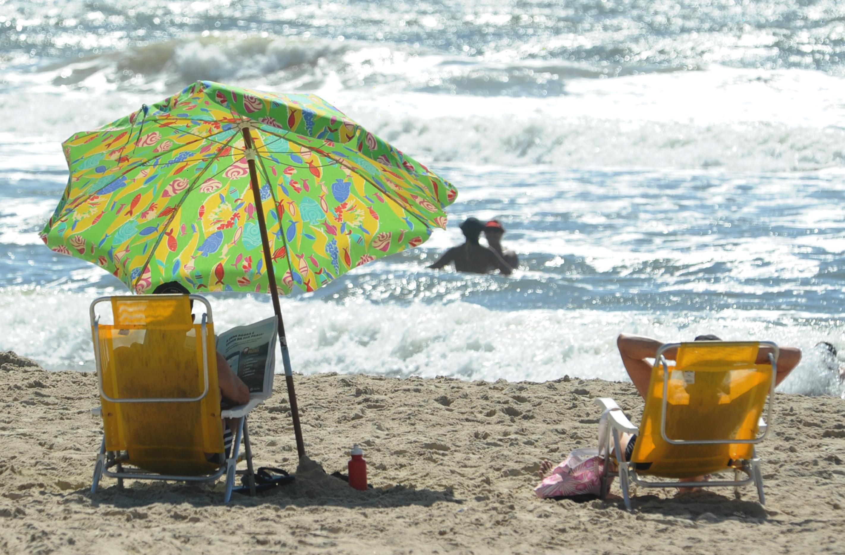 Segunda-feira est&aacute; sendo de praia lotada em Imb&eacute;