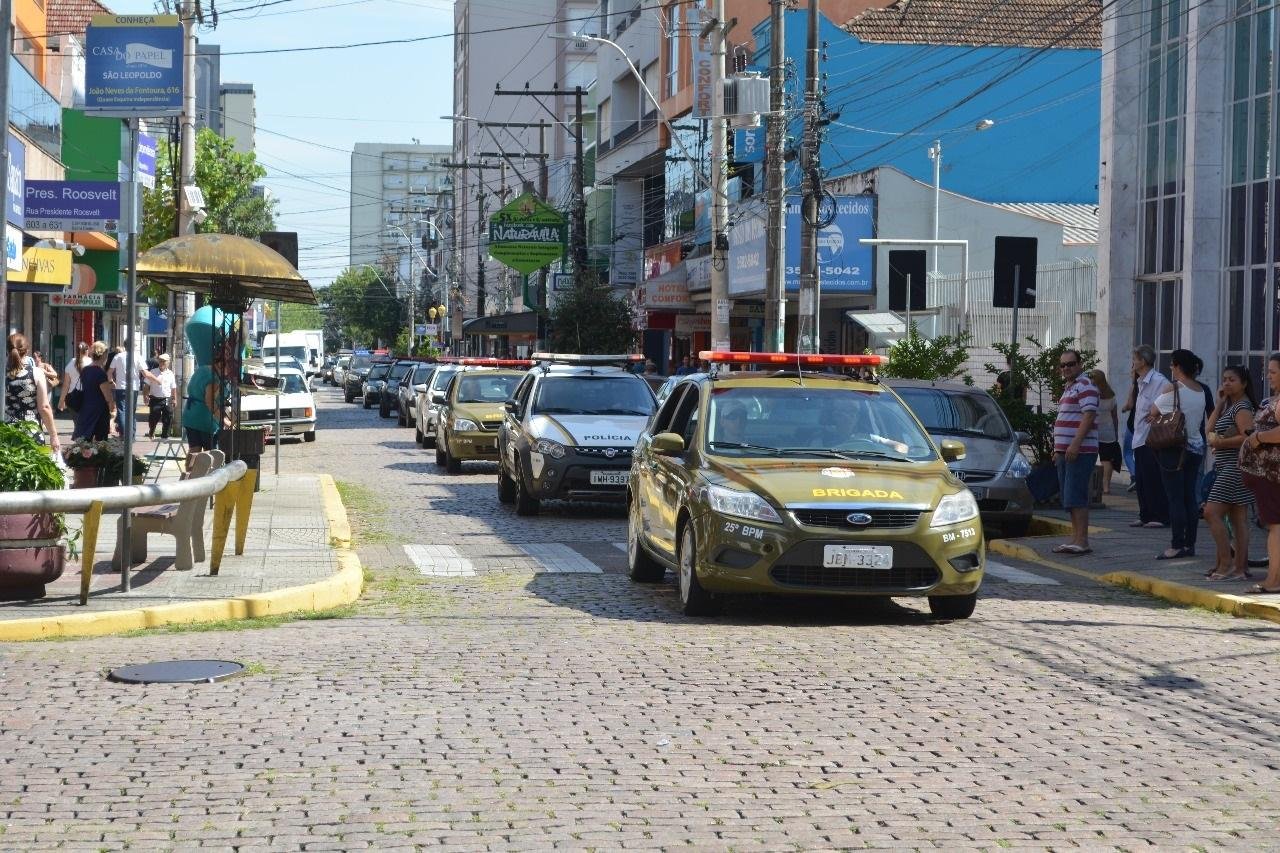 Com as sirenes das viaturas acionadas, for&ccedil;as policiais fizeram carreata em homenagem ao soldado