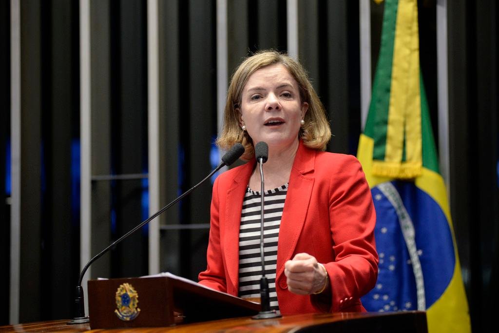 Em texto, a presidente do PT, Gleisi Hoffmann, sinalizou que partido pode n&atilde;o reconhecer o vitorioso, se Lula n&atilde;o for candidato