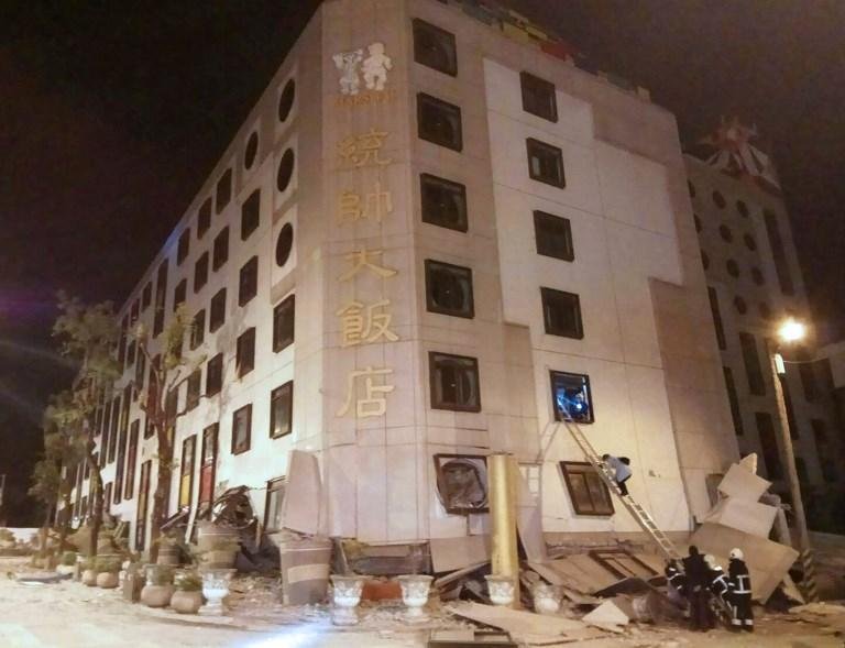 V&aacute;rios edif&iacute;cios desmoronaram e cerca de 30 pessoas estariam presas no hotel