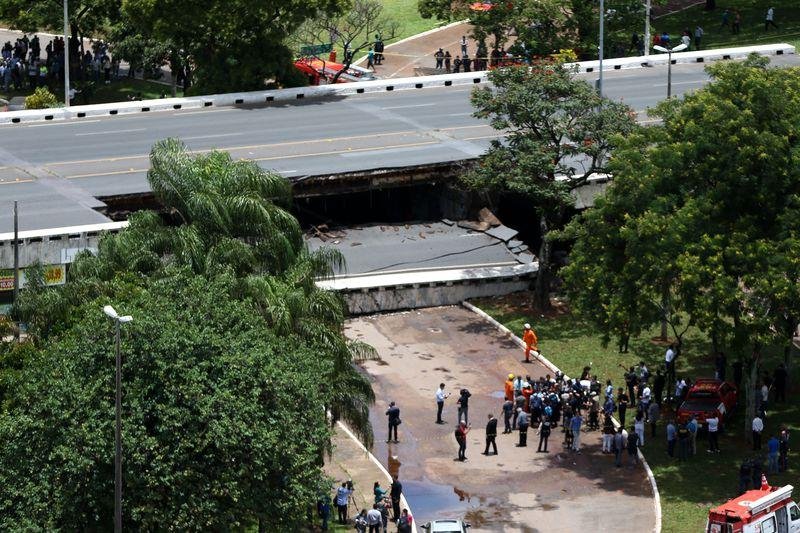 Tr&acirc;nsito est&aacute; completamente bloqueado na via