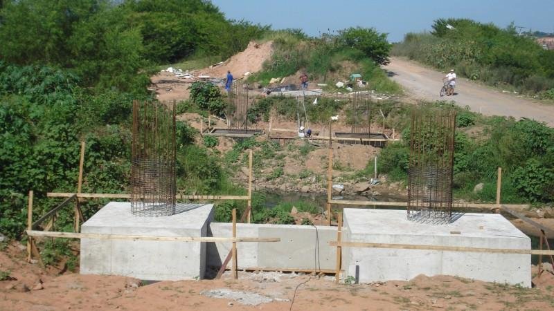 Blocos de funda&ccedil;&atilde;o no lado de Campo Bom est&atilde;o conclu&iacute;dos e ferragens dos pilares come&ccedil;aram a ser instaladas
