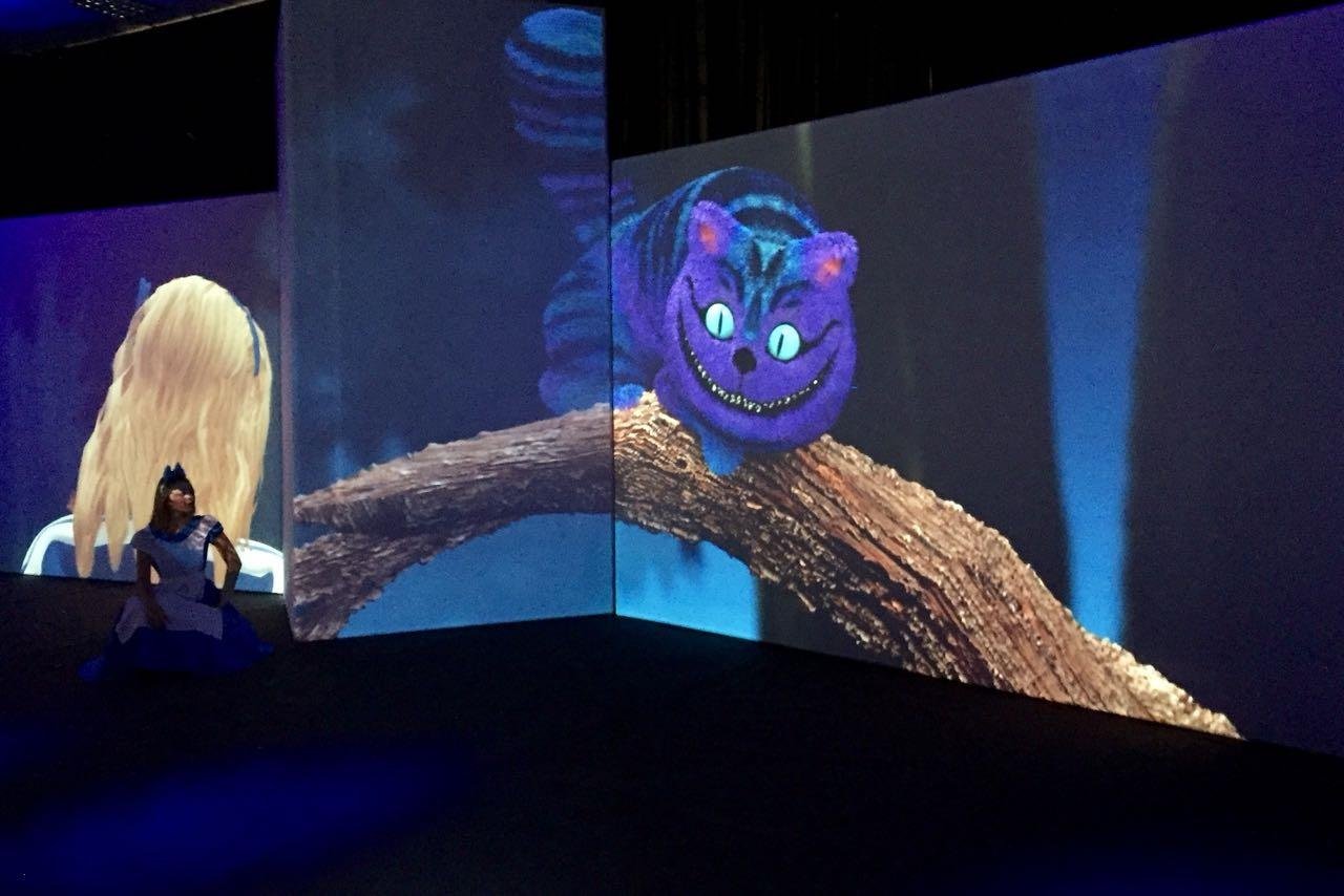 Grande pain&eacute;is formam estrutura 360 graus que narra a hist&oacute;ria de Lewis Carroll