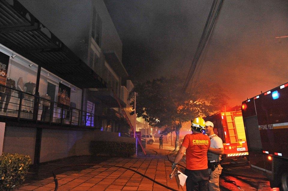 Duas viaturas combateram as chamas nas proximidades do shopping Iguatemi