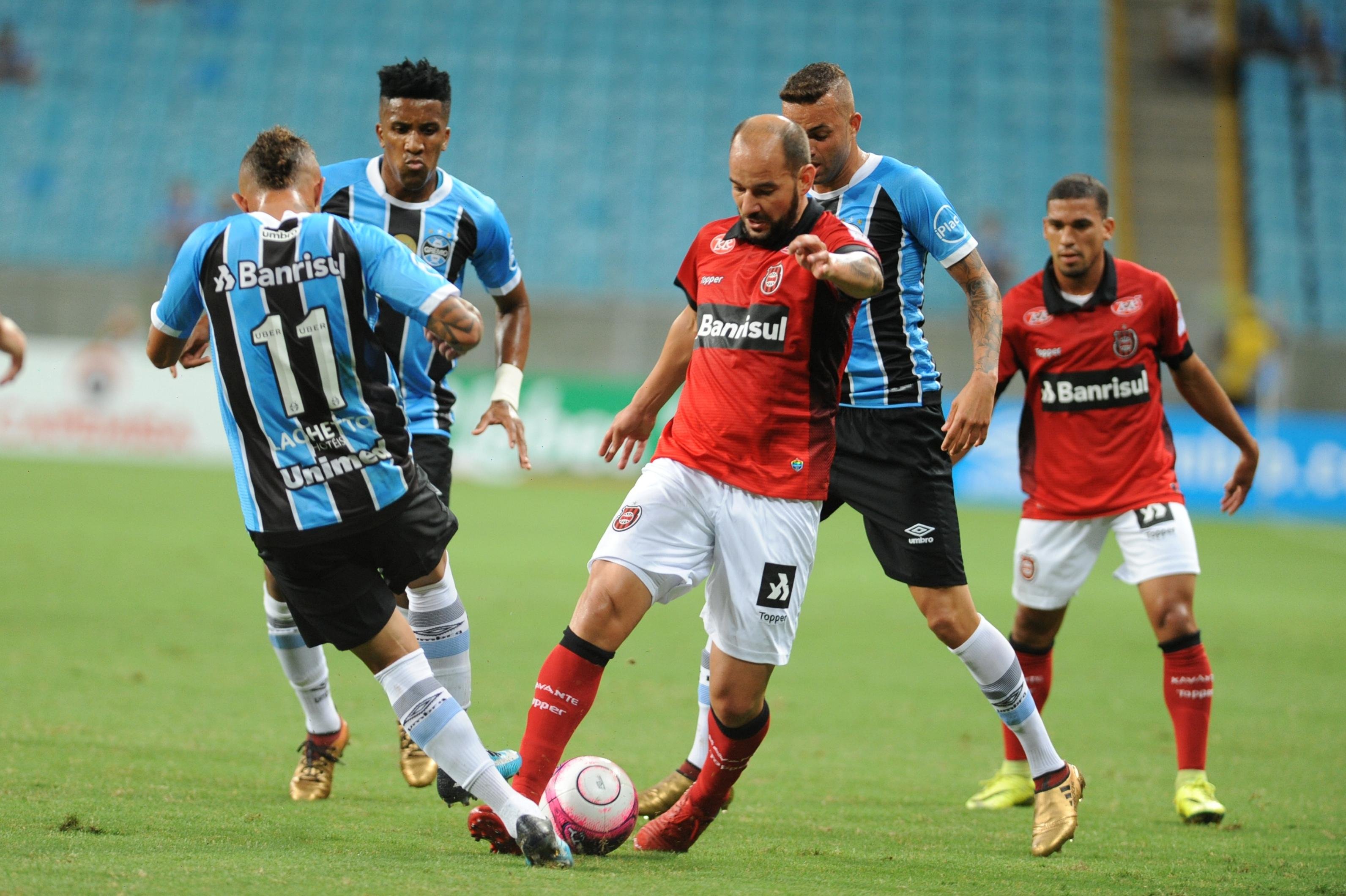 Gr&ecirc;mio precisou virar o jogo para vencer o Brasil de Pelotas