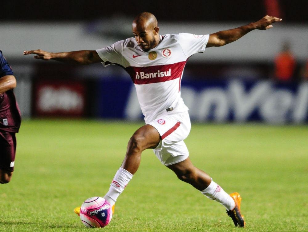Patrick autar&aacute; no meio de campo com Pottker, D&Aacute;le, Dourado e Eden&iacute;lson