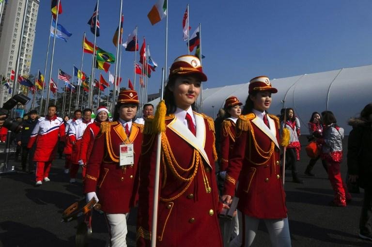 Festas e m&uacute;sicas serviram de recep&ccedil;&atilde;o aos atletas da Coreia do Norte na Vila Ol&iacute;mpica