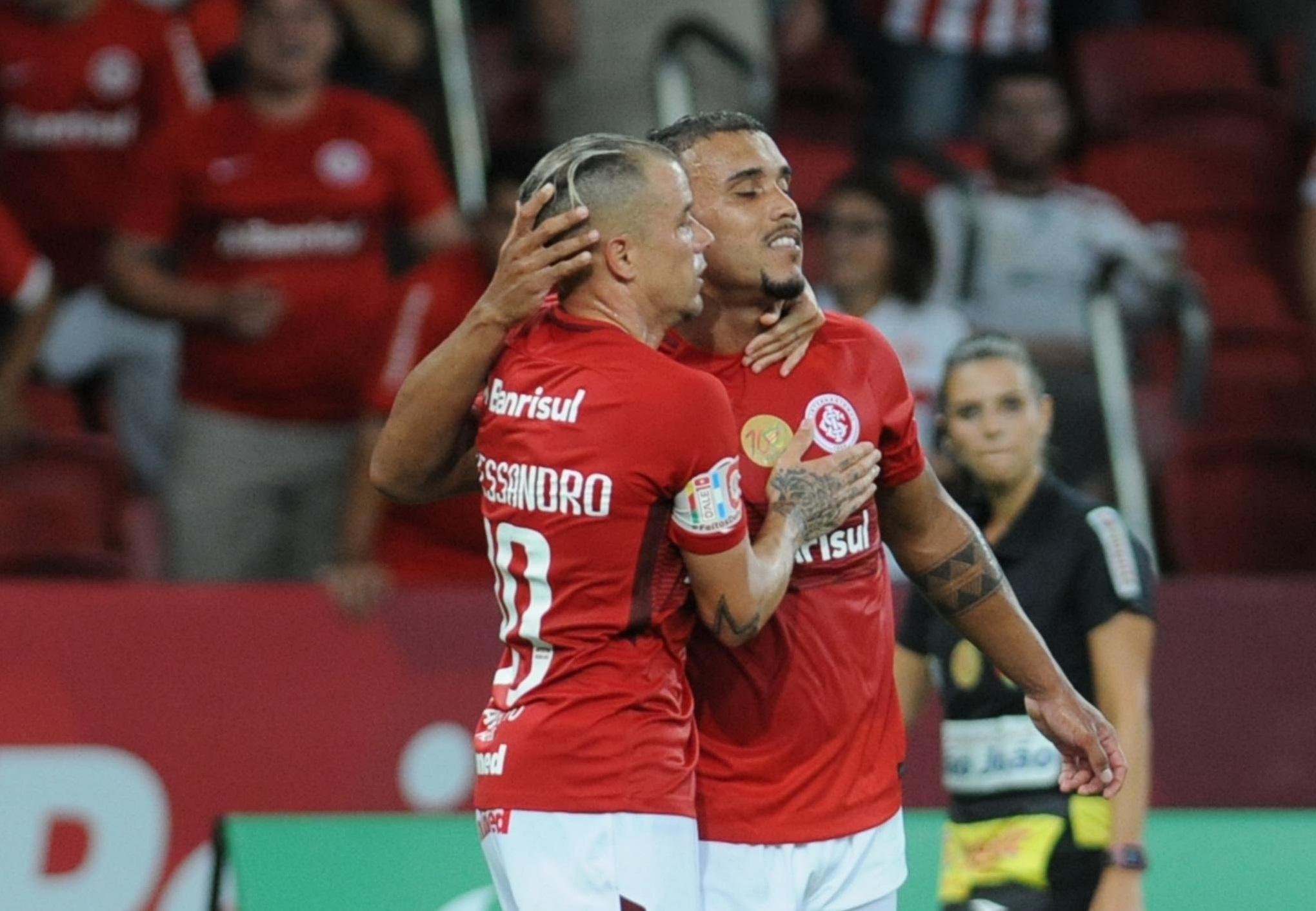 Centroavante avalia que desempenho do Inter d&aacute; tempo para Odair fazer seu trabalho