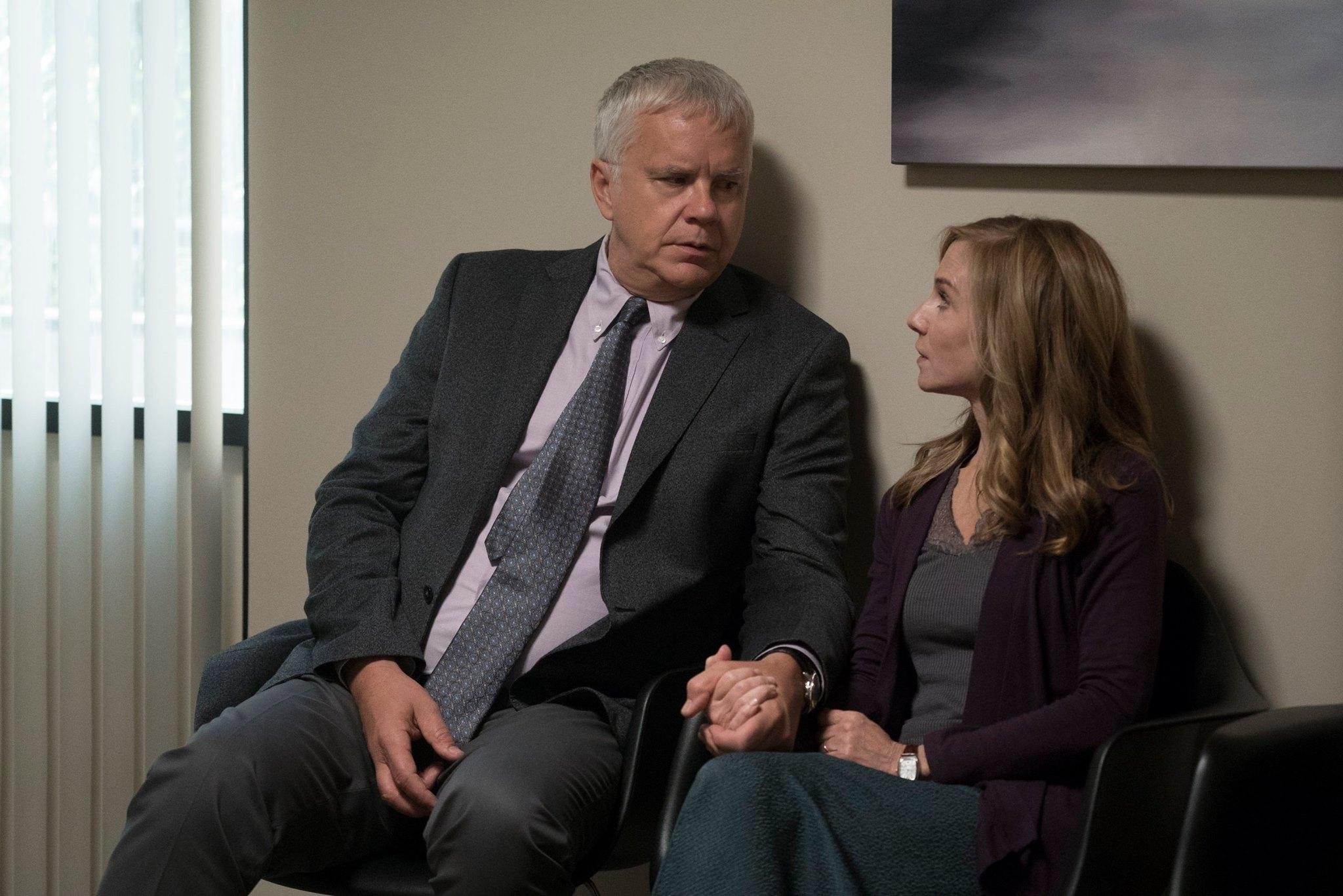 Tim Robbins e Holly Hunter numa cena de &lsquo;Here and Now&rsquo;, nova s&eacute;rie que estreia neste domingo na HBO