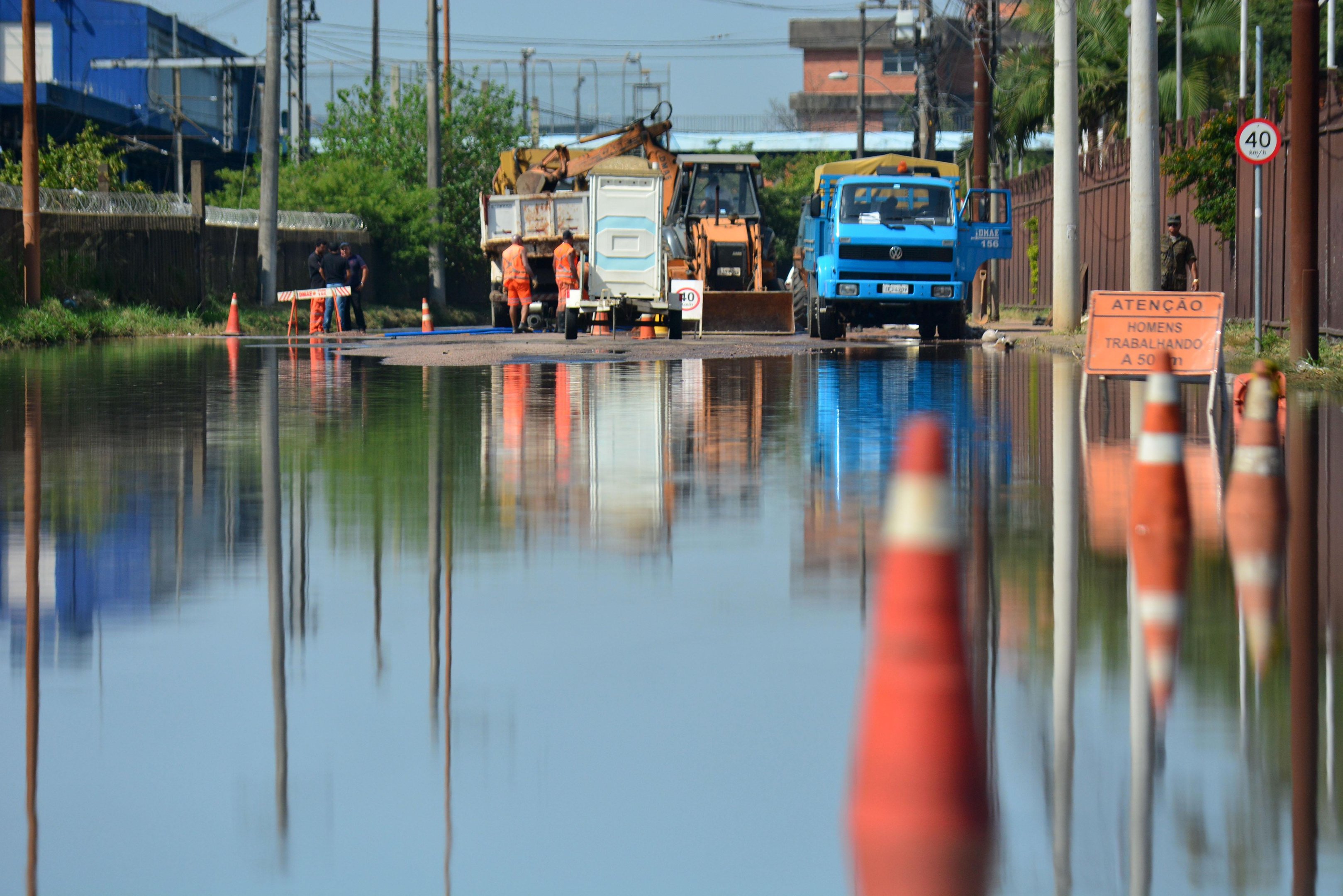 Trecho da avenida Ernesto Neugebauer, no bairro Humait&aacute;, em Porto Alegre, ficou bloqueado