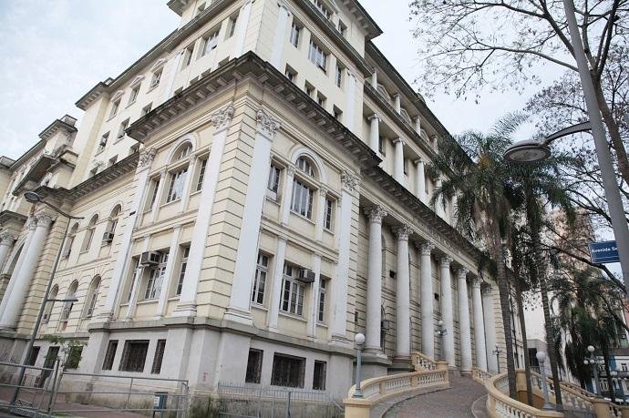 Governo do RS quita sal&aacute;rios de at&eacute; 7,5 mil nesta sexta