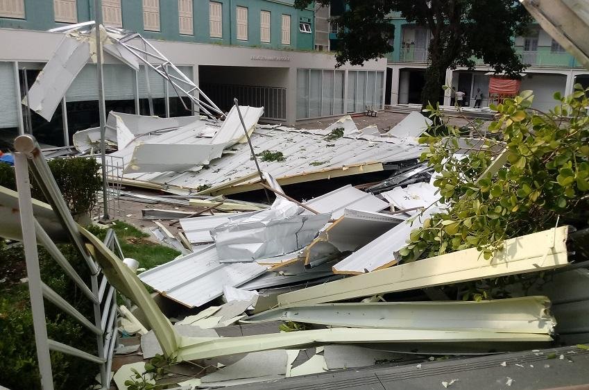 Vento arrancou cobertura de &aacute;rea que est&aacute; sendo reformada na institui&ccedil;&atilde;o