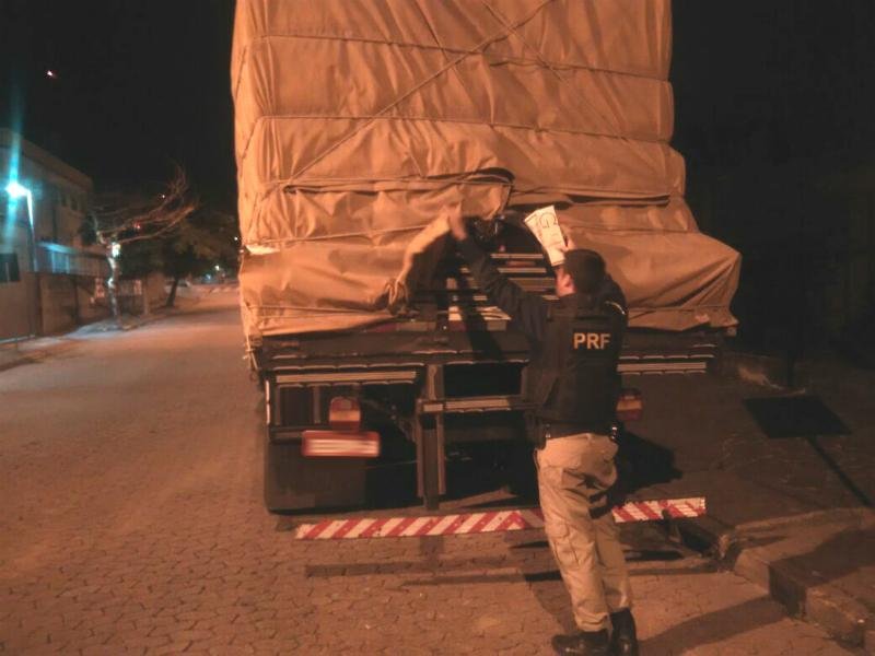 PRF apreende caminh&atilde;o carregado com cerca de 700 caixas de cigarro 
