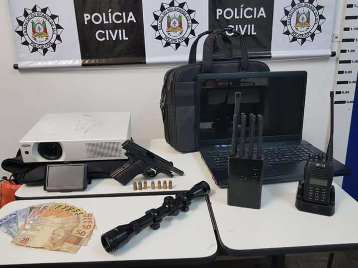 Arma de fogo e muni&ccedil;&otilde;es foram encontradas no local