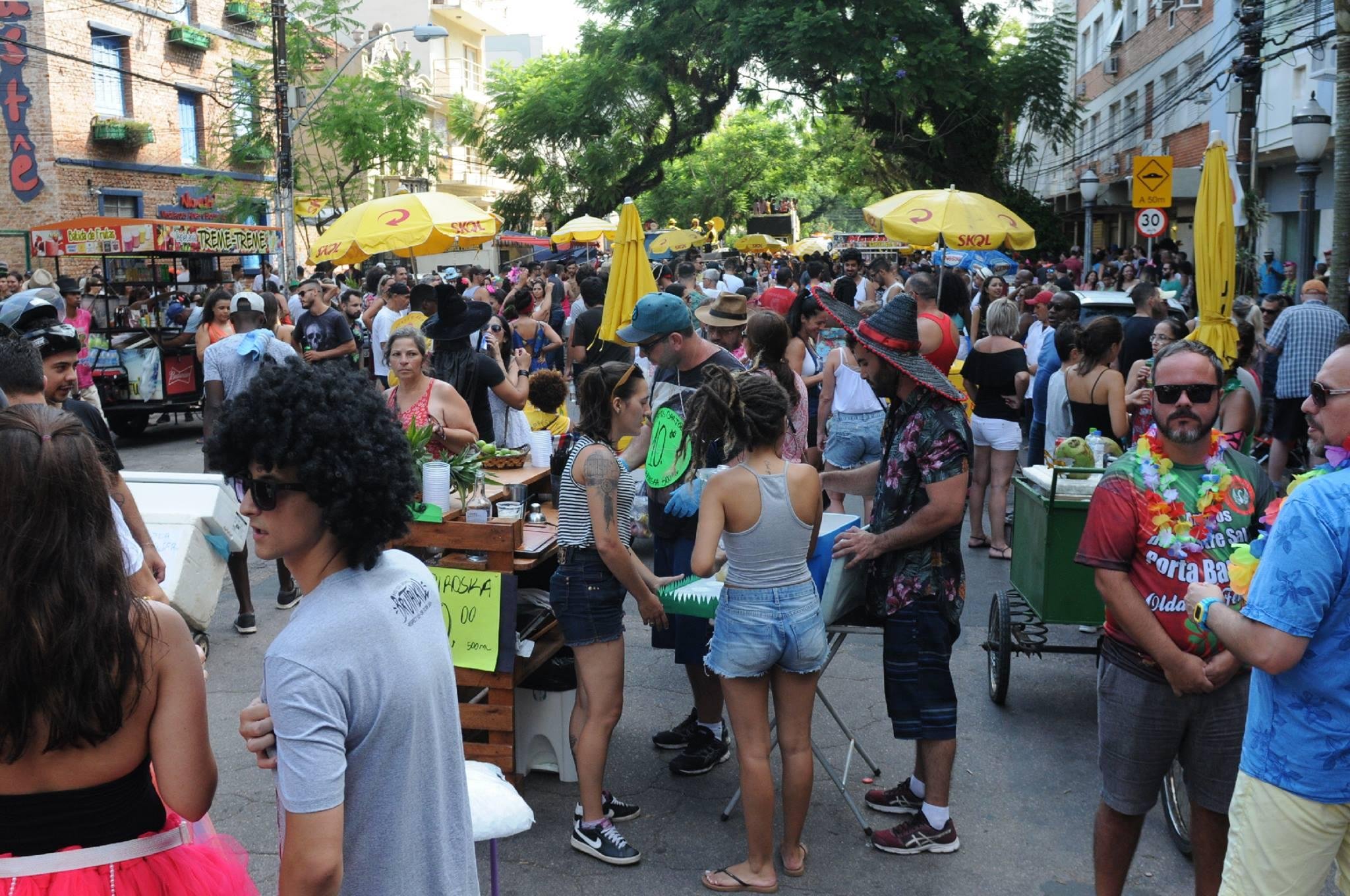 J&aacute; em Porto Alegre, carnaval de rua retoma folia na ter&ccedil;a-feira
