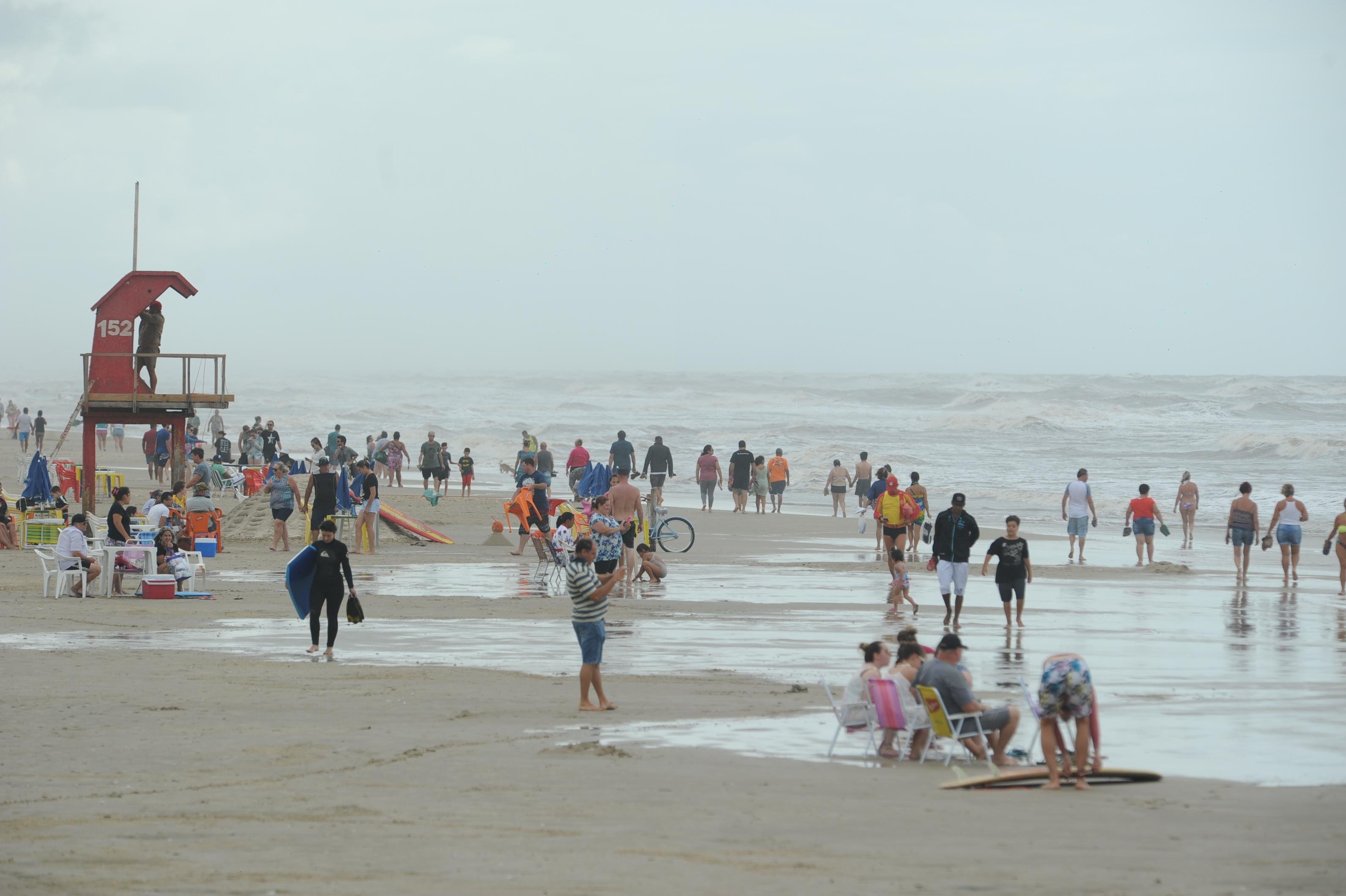 Segunda-feira de nebulosidade e vento na beira da praia de Tramanda&iacute;