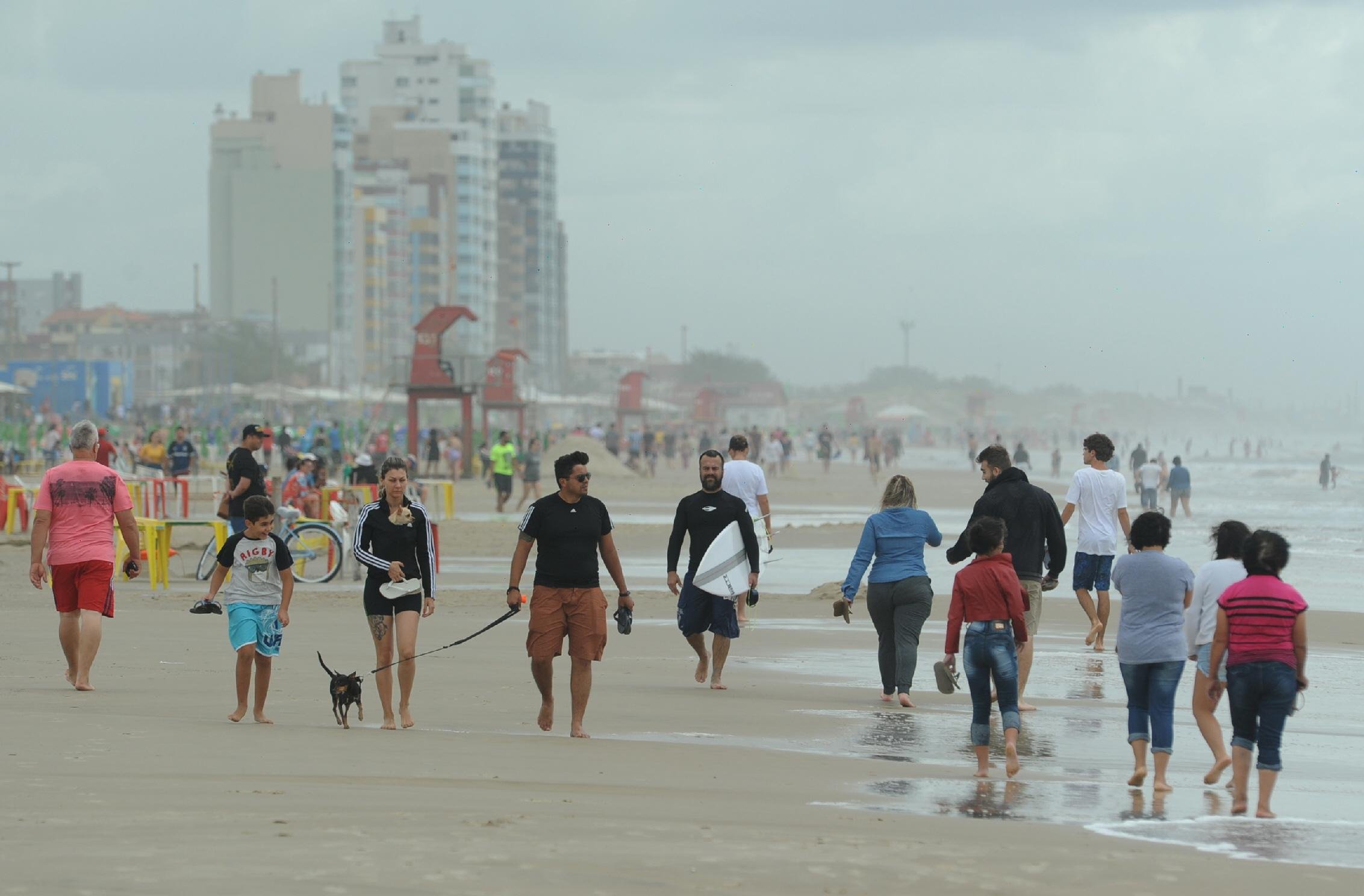 Turistas ficam de sete a dez dias no Litoral, aponta Sindicato