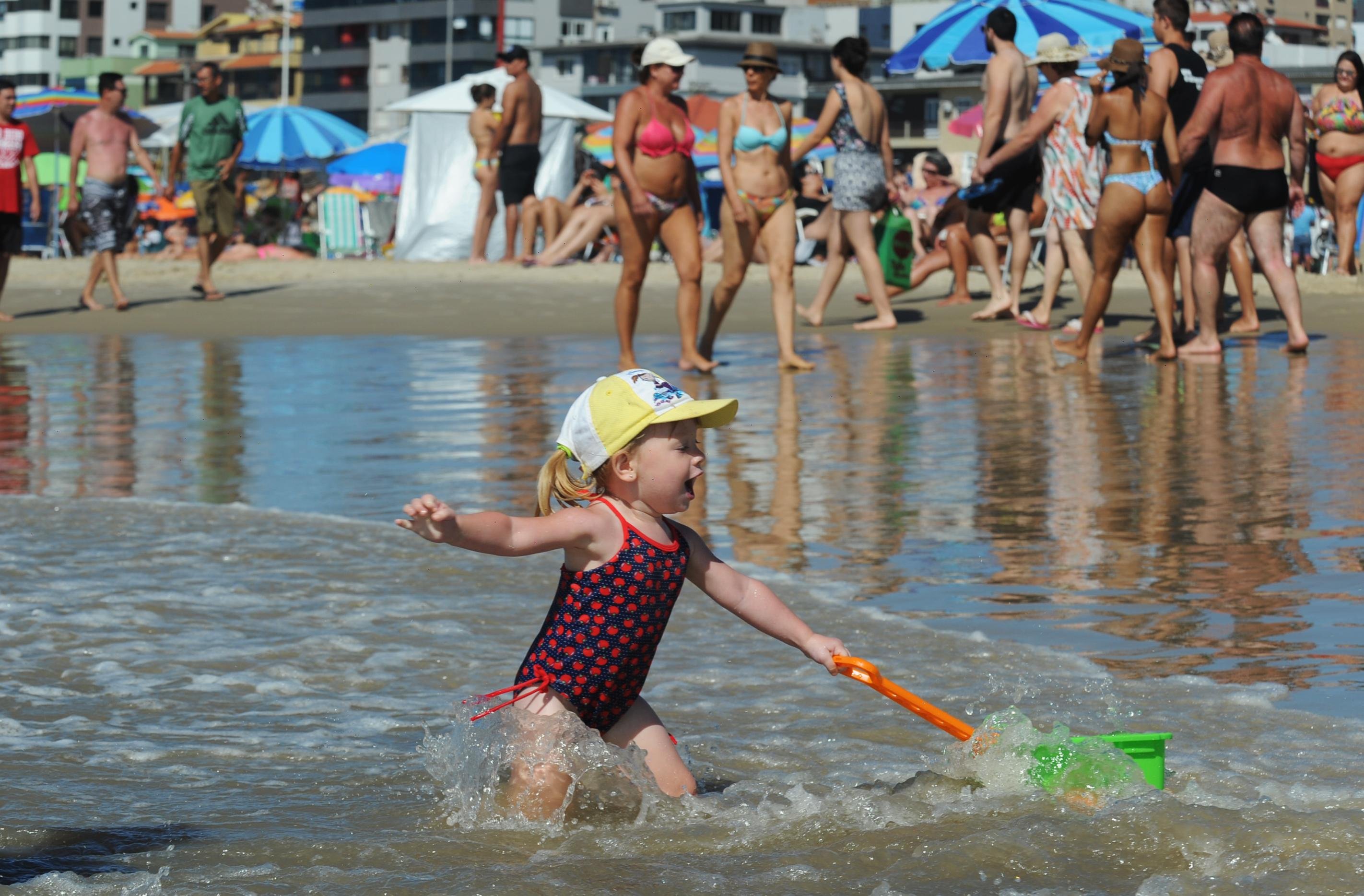 A pequena La&iacute;s Vit&oacute;ria, de 2 anos, aproveitou para brincar no mar nesta ter&ccedil;a-feira