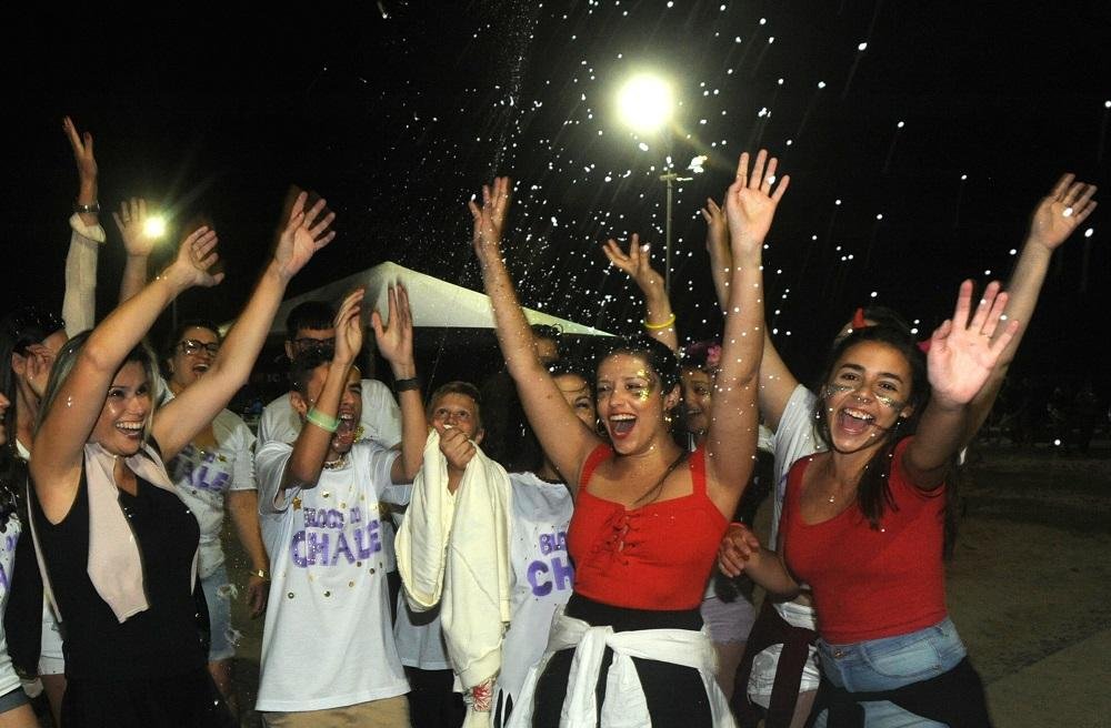  Fam&iacute;lia montou "Blobo do Chal&eacute;" para festejar Carnaval na praia 