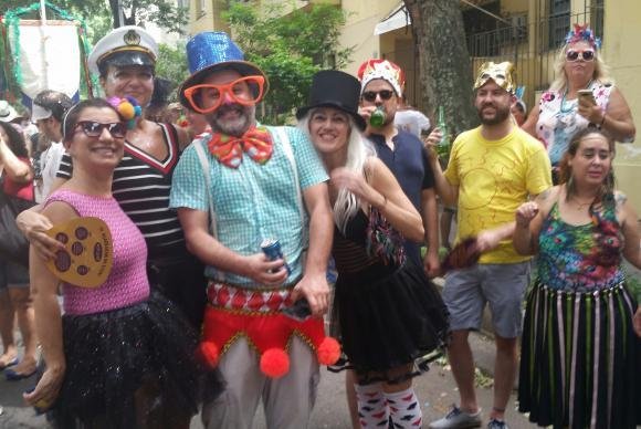 Bloco re&uacute;ne adultos, crian&ccedil;as e animais de estima&ccedil;&atilde;o para folia em bairro residencial