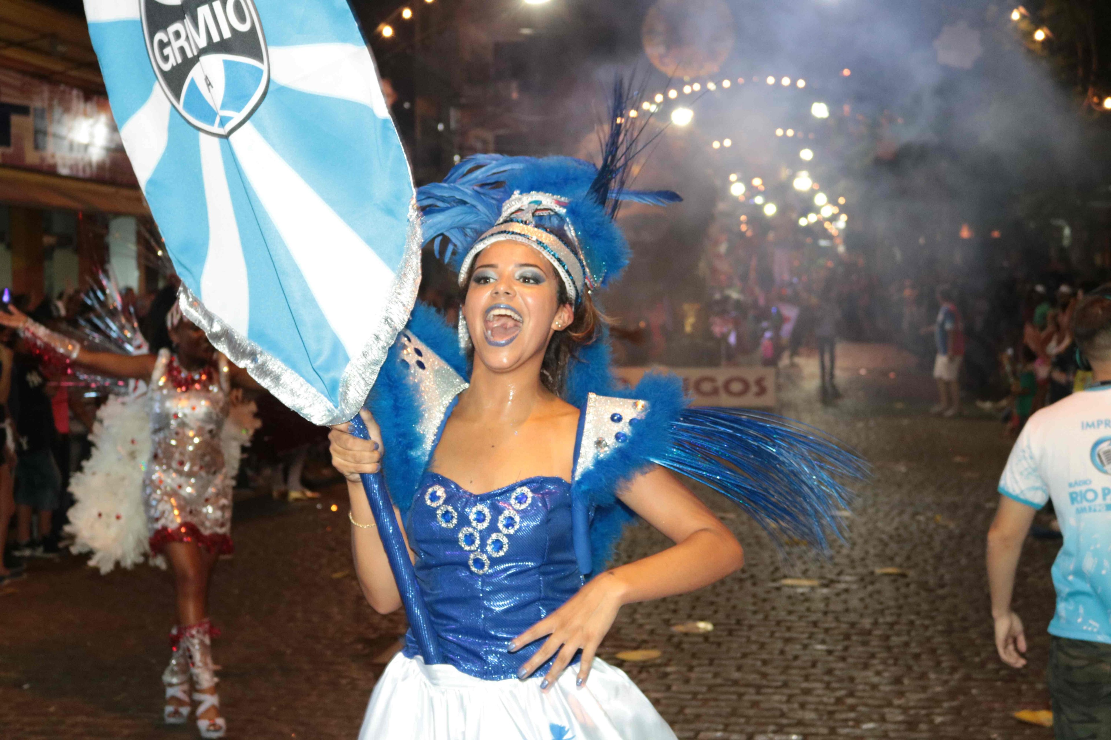 A escola Candangos entrou na avenida com o enredo "Carnaval e futebol, paix&otilde;es que d&atilde;o samba"
