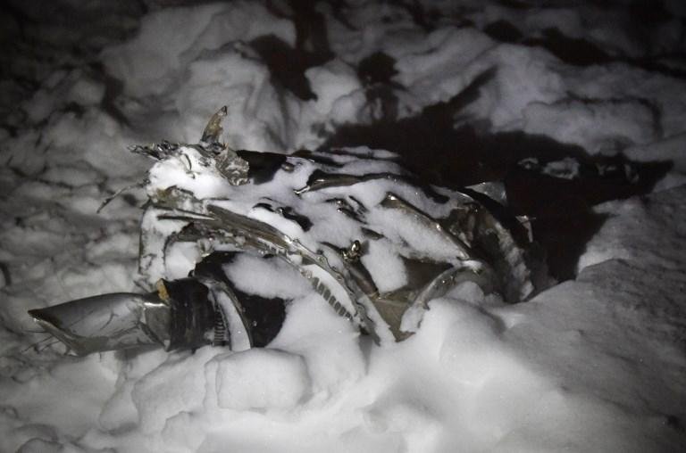 Destro&ccedil;os do avi&atilde;o ficaram espalhados na neve