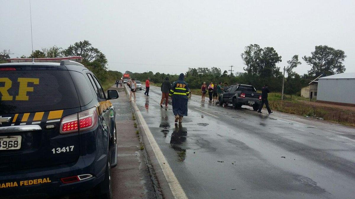 Colis&atilde;o envolveu tr&ecirc;s carros na BR 290
