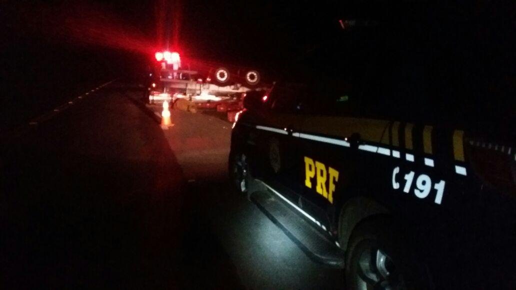 Caminh&atilde;o carregado com caixas vazias tombou na BR 386, em Triunfo