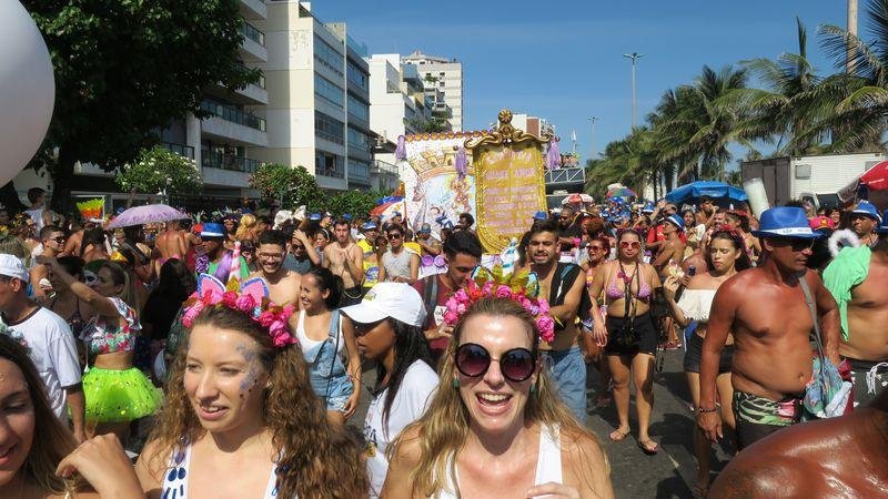 Blocos arrastam multid&otilde;es pelas ruas do Rio de Janeiro