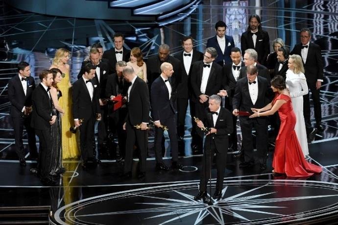 Na edi&ccedil;&atilde;o passada, apresentadores do Oscar receberam envelope errado