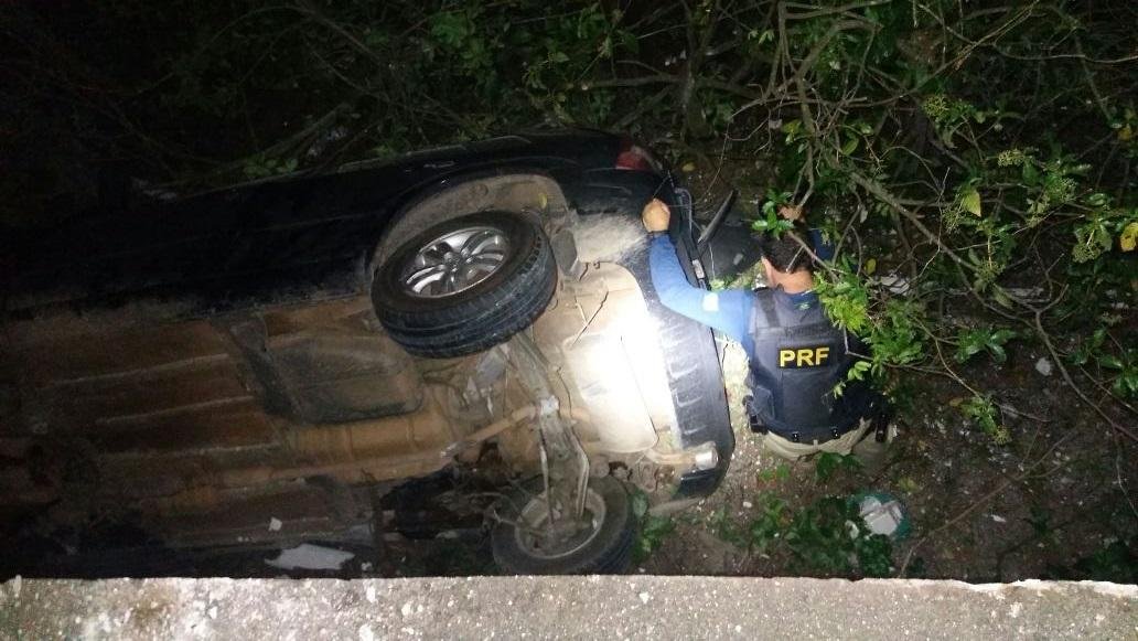 Ve&iacute;culo despencou de ponte, e motorista saiu ileso