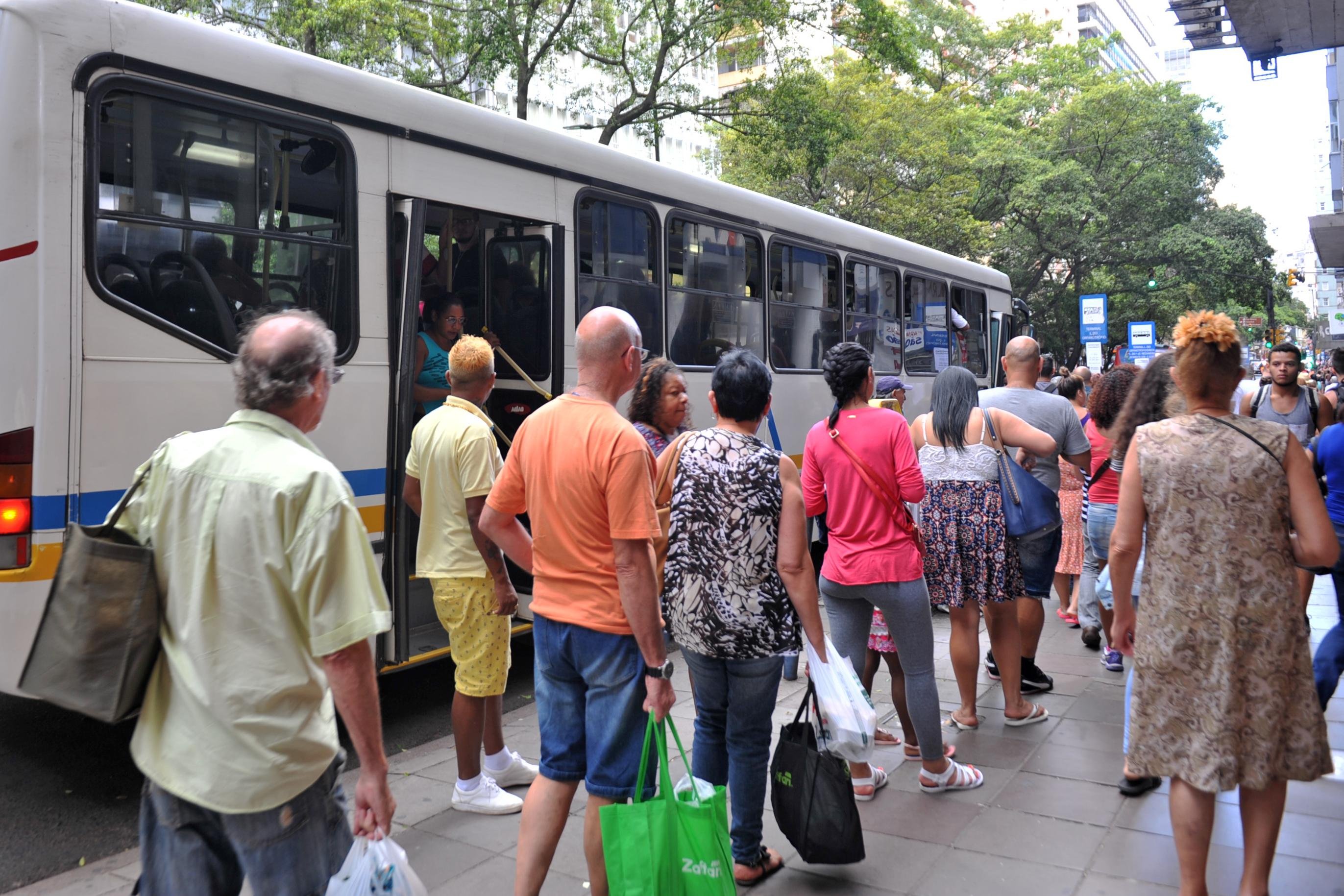 Nos terminais de &ocirc;nibus Parob&eacute; e Rui Barbosa tamb&eacute;m havia grandes filas nesta tarde