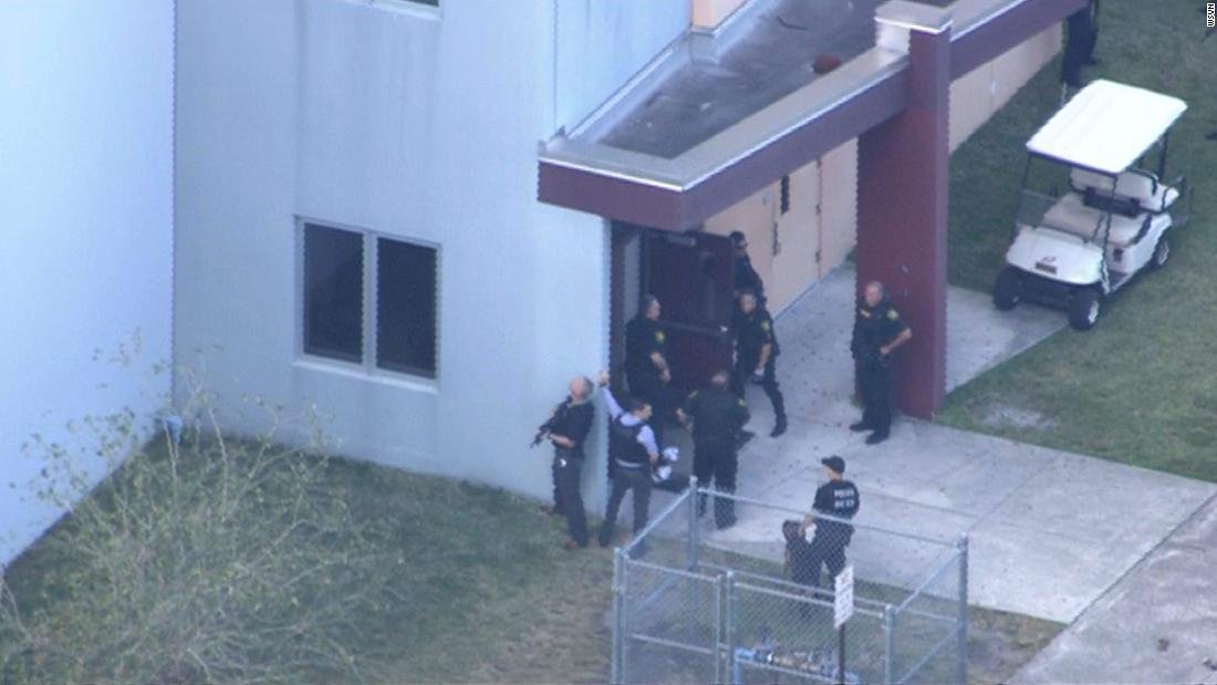 Autor do tiroteio em escola na Fl&oacute;rida permanece foragido