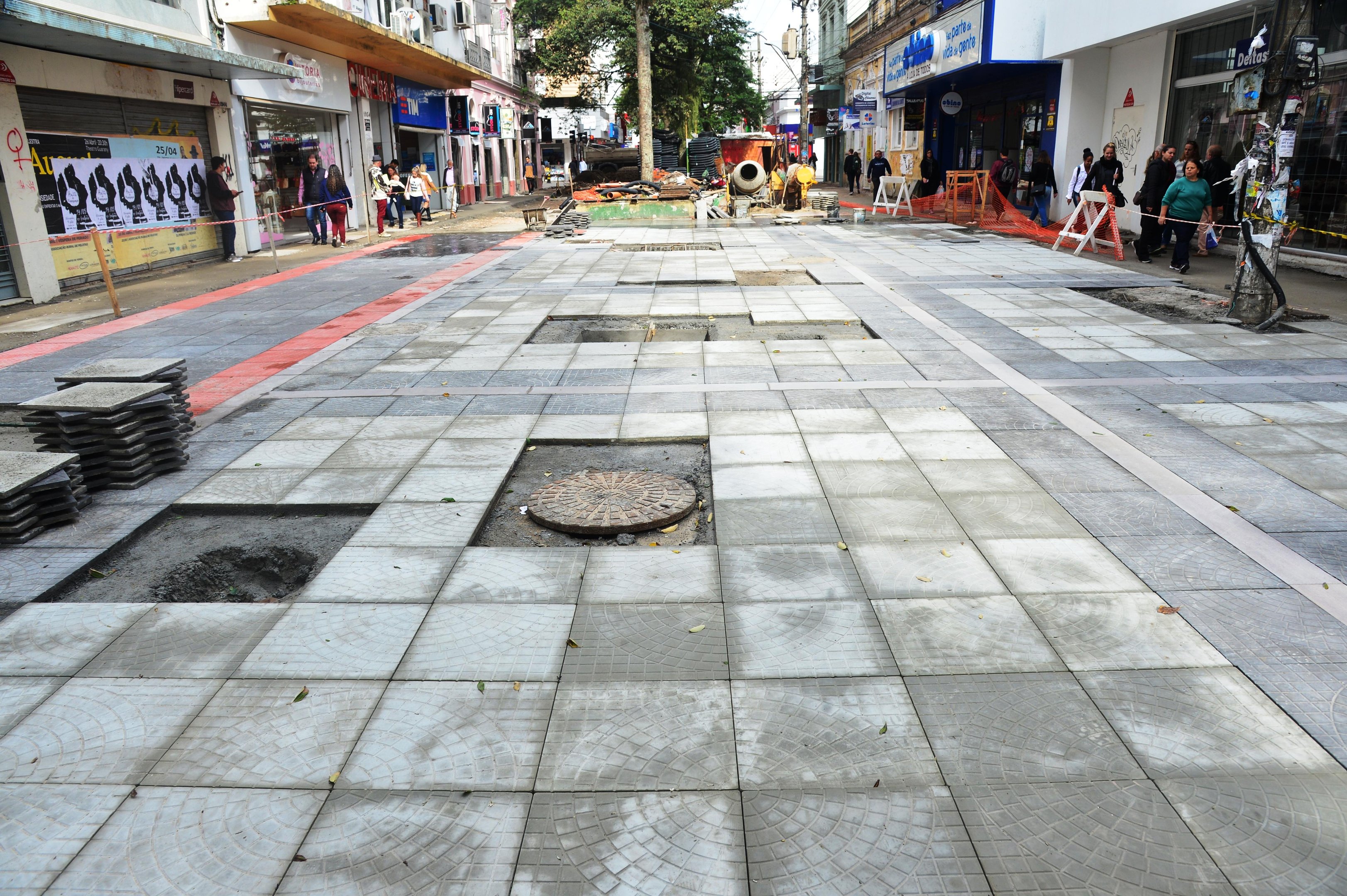 Entre os trabalhos previstos no contrato ent&atilde;o a substitui&ccedil;&atilde;o do piso e do mobili&aacute;rio urbano 