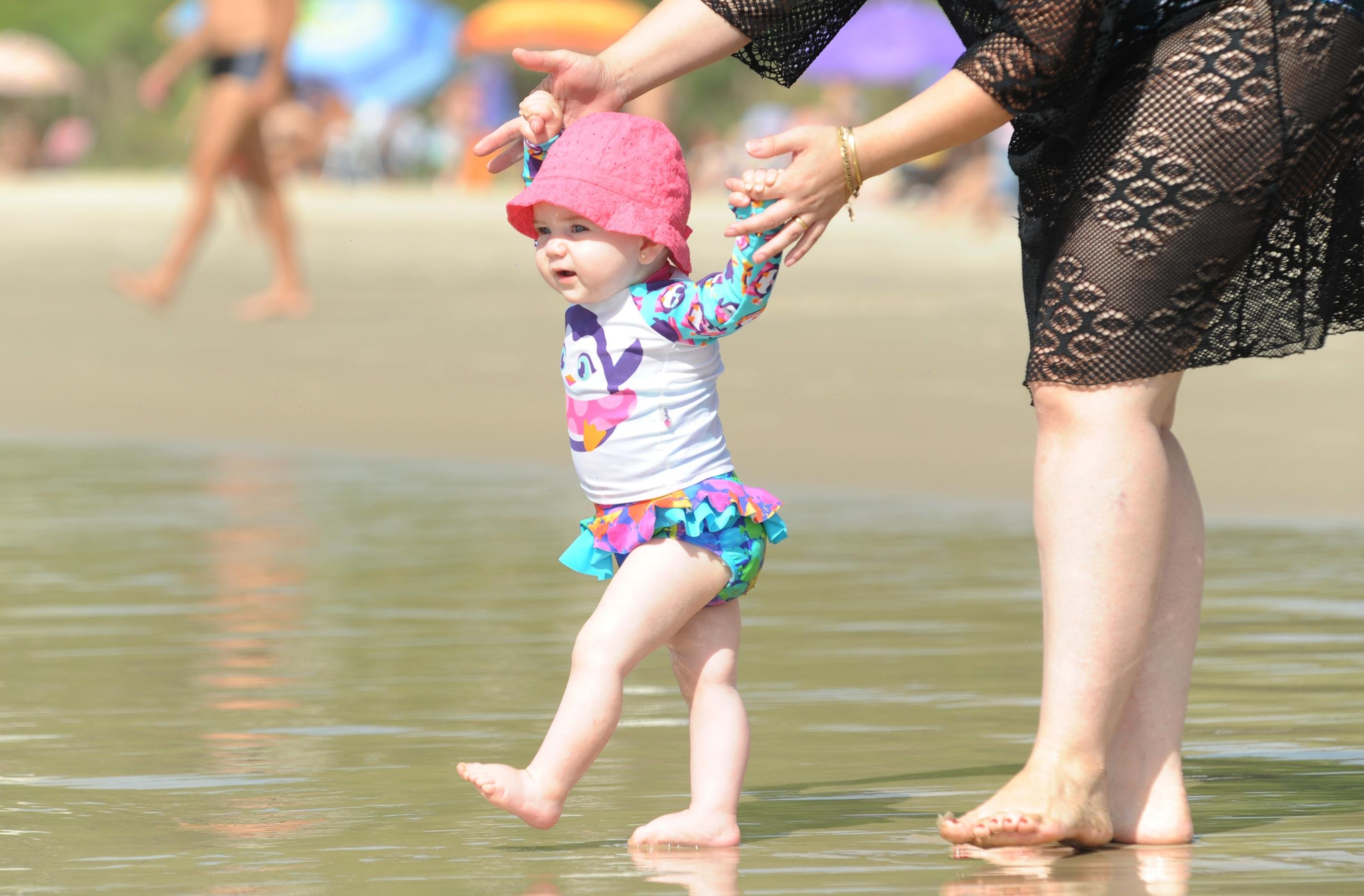 Pequena Ol&iacute;via, de 1 ano, come&ccedil;ou a descobrir a praia