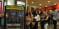 Pelo menos 4 mil pessoas foram aos shoppings de Porto Alegre garantir ingresso para estreia do filme sobre Edir Macedo