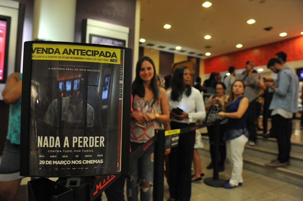 Pelo menos 4 mil pessoas foram aos shoppings de Porto Alegre garantir ingresso para estreia do filme sobre Edir Macedo