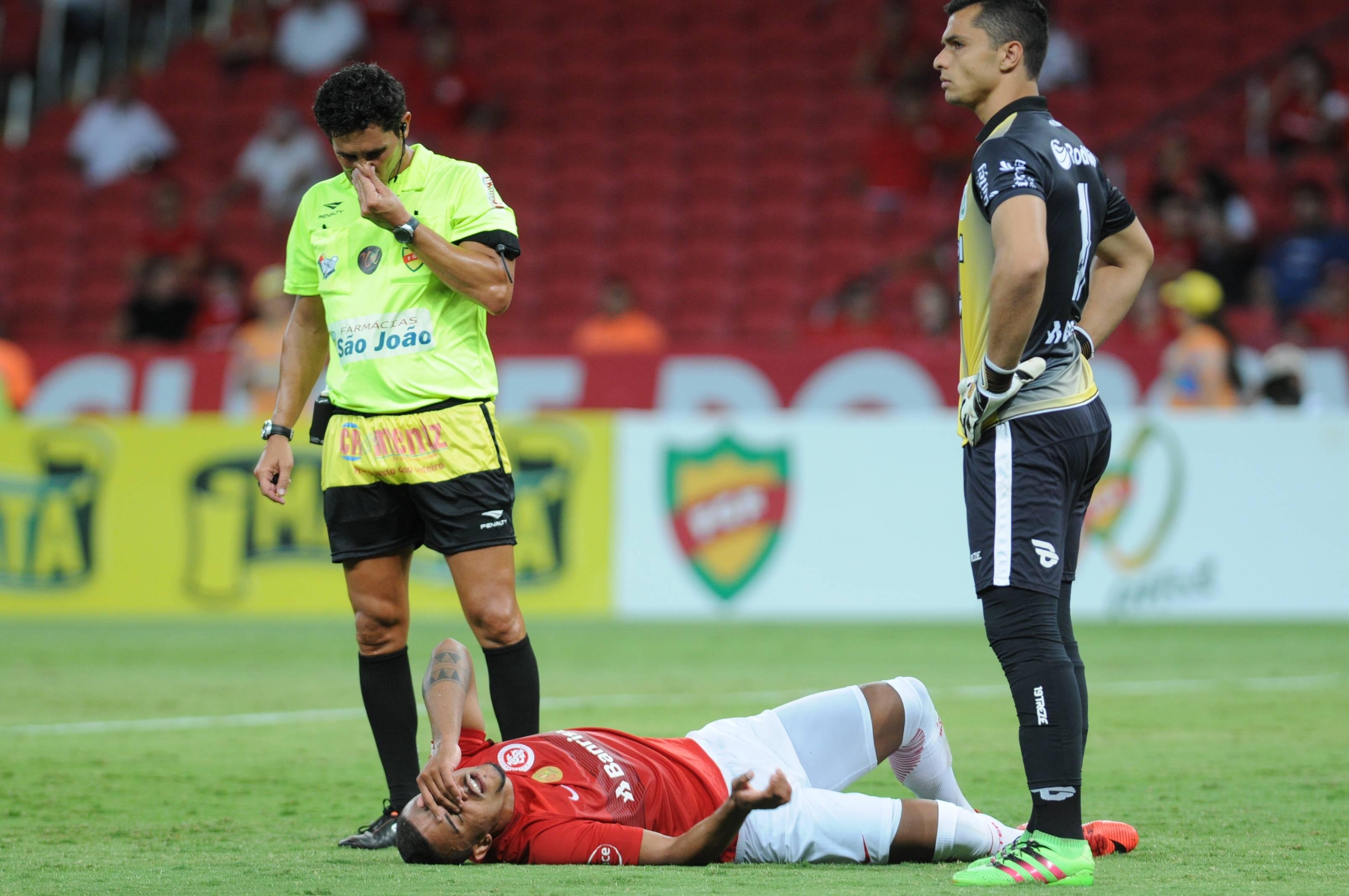 Atacante e goleiro passar&atilde;o por exames com suspeita de problemas musculares