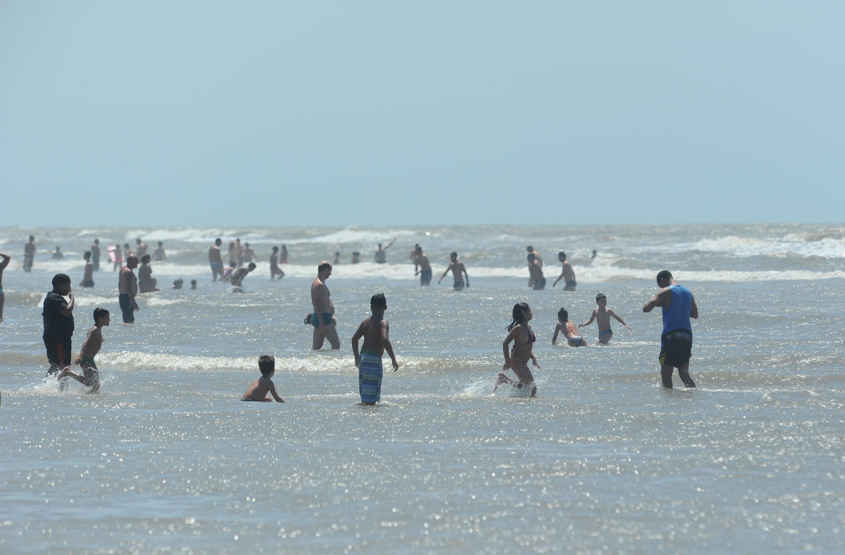 Com o calor, era imposs&iacute;vel resistir ao banho de mar